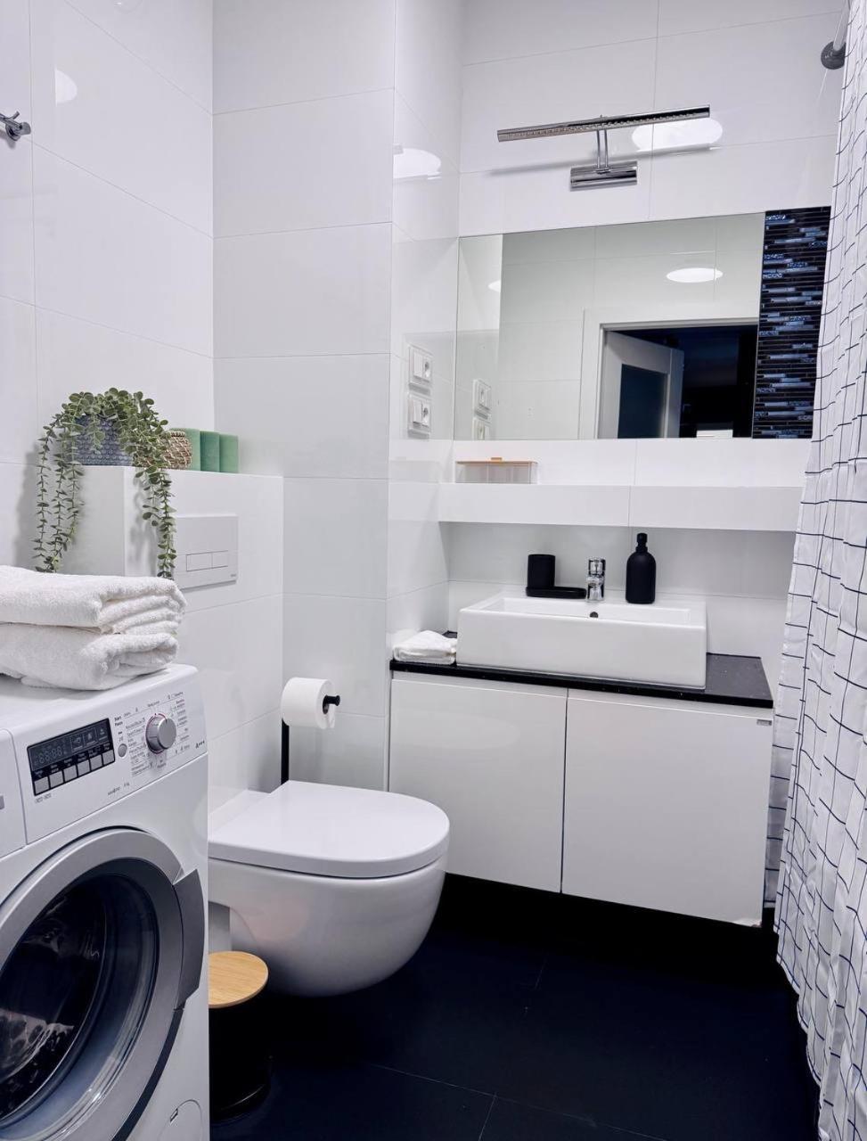 C- Home4U - Apartment With A City View Close To Aquapark, Parking In Secured Area Kraków Eksteriør billede